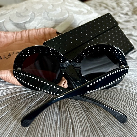 100% Authentic Azzedine Alaïa Round Black Sunglasses, New, $610. - Picture 5 of 14